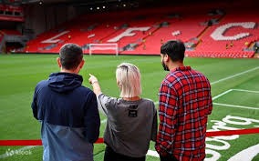 队友送大礼！QPR绝杀功臣疯狂庆祝，下一秒只剩底裤苦笑