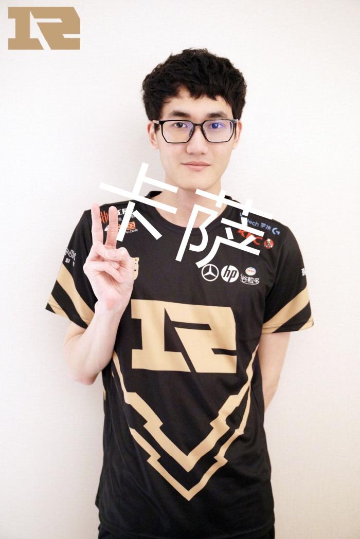 多教练手中 多教练手中